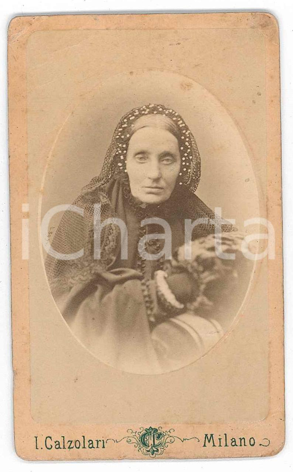 1870 ca MILANO Ritratto di donna vestita a lutto - Foto CALZOLARI CDV Fotografia d'epoca, su cartoncino morbido.FOTOGRAFO: Icilio Calzolari - MilanoCONDIZIONI: P (piegature angolari)FORMATO: CDV     originale e autentica 1
