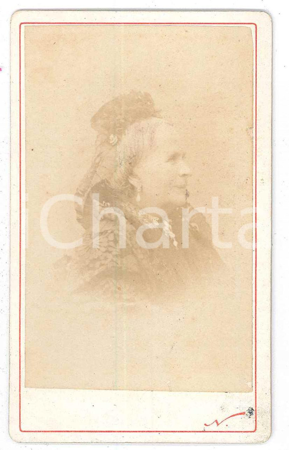 1870 ca PARIS Nobildonna in abito scuro -Ritratto - Foto NADAR CDV Fotografia d'epoca, su cartoncino morbido.FOTOGRAFO: Nadar - Parigi, 35 Boulevard des CapucinesCONDIZIONI: G (minima macchia al lato inferiore)FORMATO: CDV     originale e autentica 1