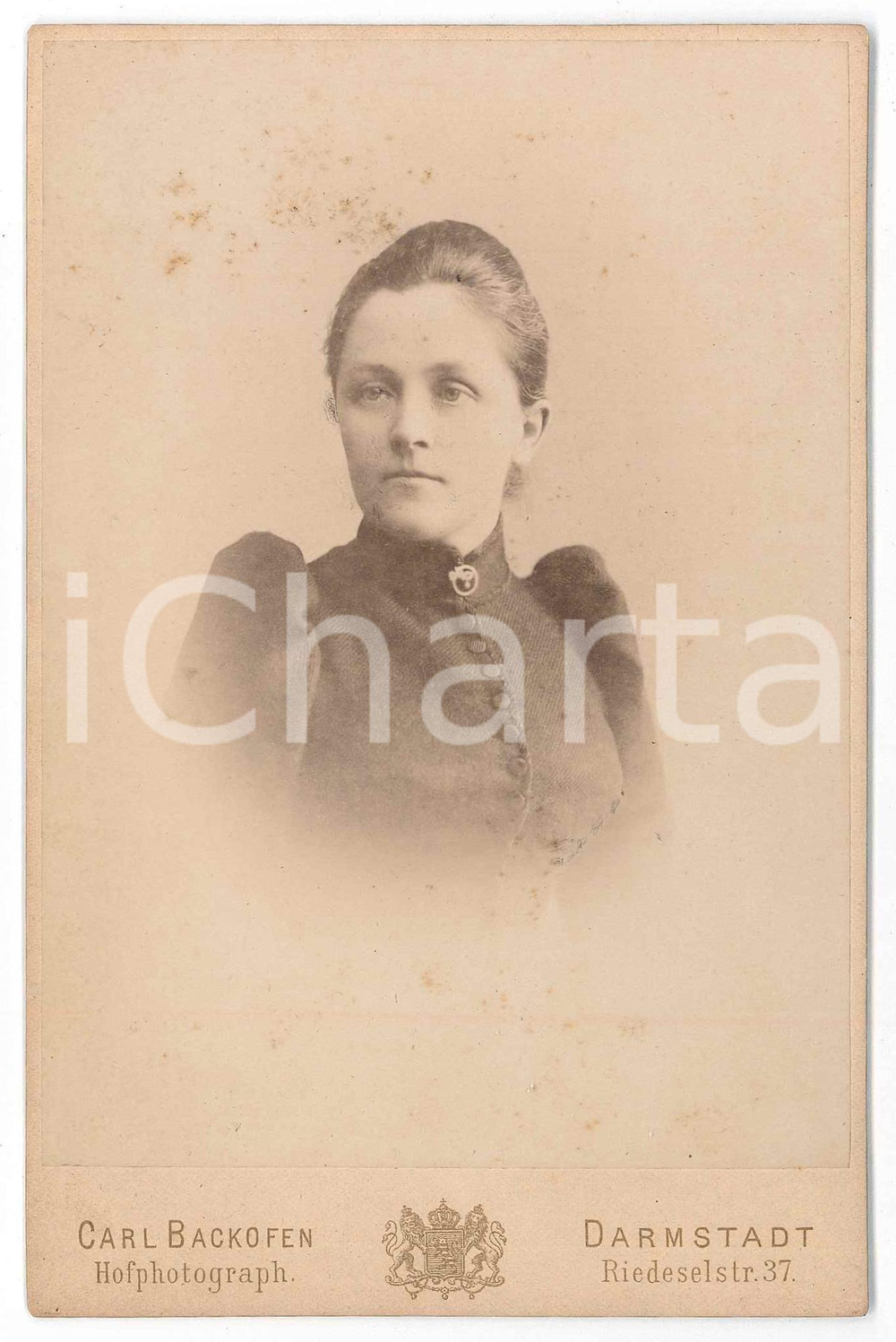 1890 ca DARMSTADT (D) Portrait of a lady in a black dress - Photo BACKOFEN Fotografia d'epoca, su cartoncino rigido. FOTOGRAFO: Carl Backofen - DarmstadtCONDIZIONI: G (lievi fioriture)FORMATO: 11x16 cm    originale e autentica 1