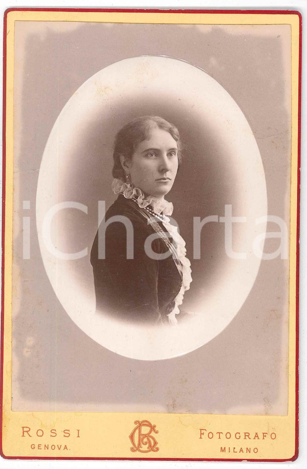 1912 ITALIA - Ritratto di donna in abito di velluto nero - Foto Giulio ROSSI Fotografia d'epoca, su cartoncino rigido. FOTOGRAFO: Giulio Rossi - Milano/ GenovaCONDIZIONI: G (lievi aloni)FORMATO: 11x16 cm    originale e autentica 1
