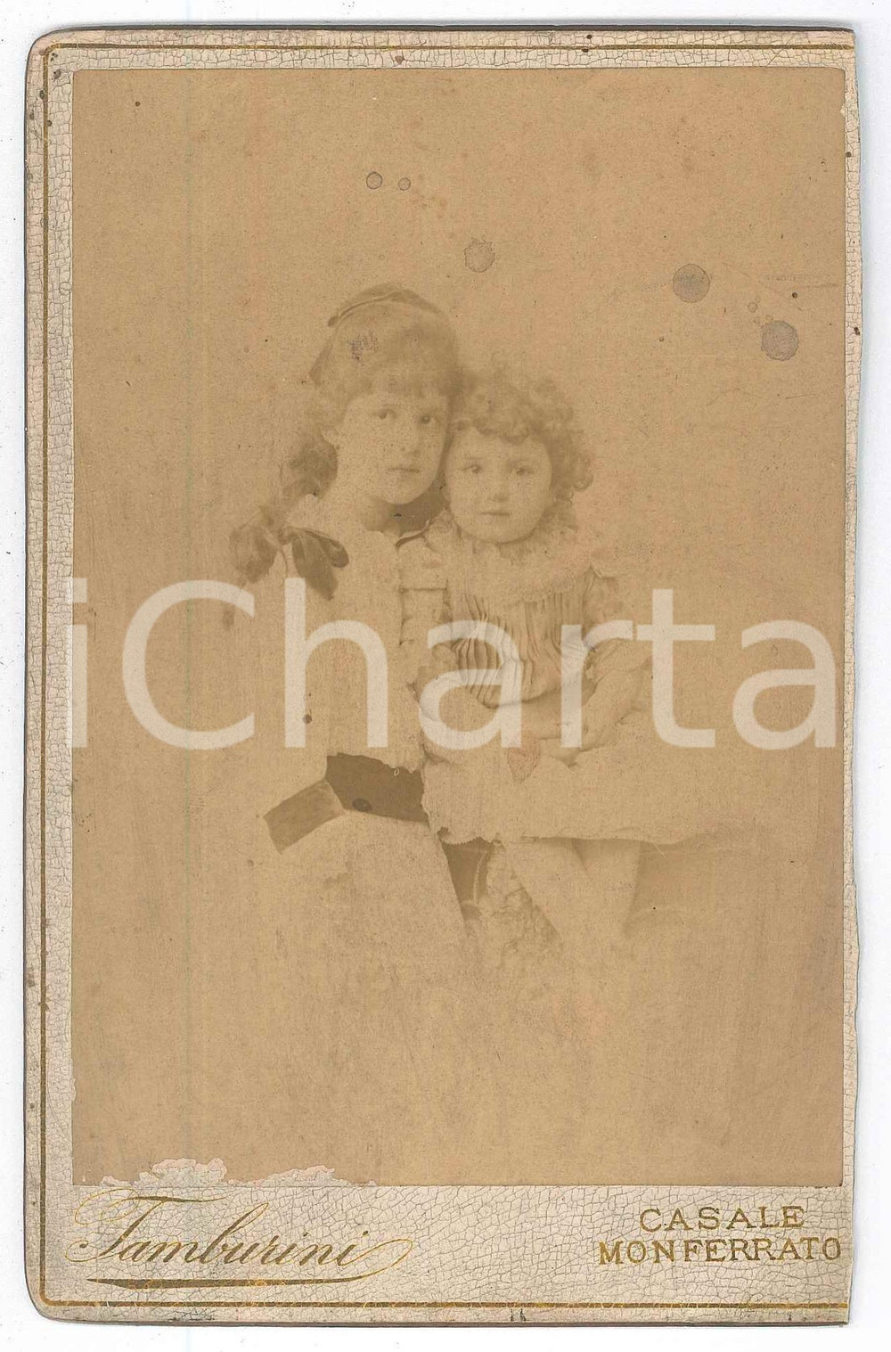1880 ca CASALE MONFERRATO Ritratto di due sorelle bambine - Foto TAMBURINI Fotografia d'epoca, su cartoncino rigido. FOTOGRAFO: Tamburini - Casale MonferratoCONDIZIONI: P (cartoncino rifilato al lato destro; piccole macchie)FORMATO: 10x16 cm    originale e autentica 1
