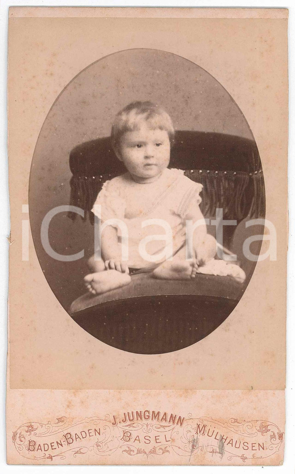 1880 ca BASEL (CH) Portrait of a child on a chair - Photo J. JUNGMANN Fotografia d'epoca, su cartoncino rigido. FOTOGRAFO: J. Jungmann - BaselCONDIZIONI: G (margini del cartoncino lievemente rifilati)FORMATO: 10x17 cm    originale e autentica 1