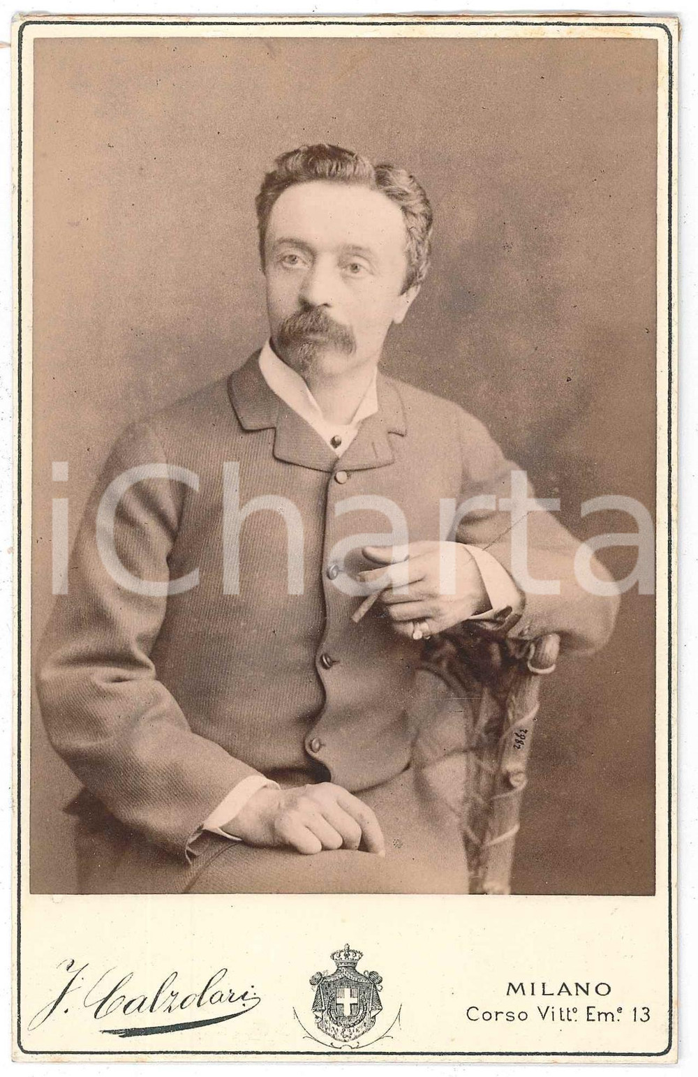 1890 MILANO Ritratto di uomo con sigaro - Foto CALZOLARI 11x16 cm Fotografia d'epoca, montata su cartoncino rigido.FOTOGRAFO: Icilio Calzolari - Milano, corso Vittorio Emanuele 13CONDIZIONI: GFORMATO: 11x16 cm      originale e autentica 1