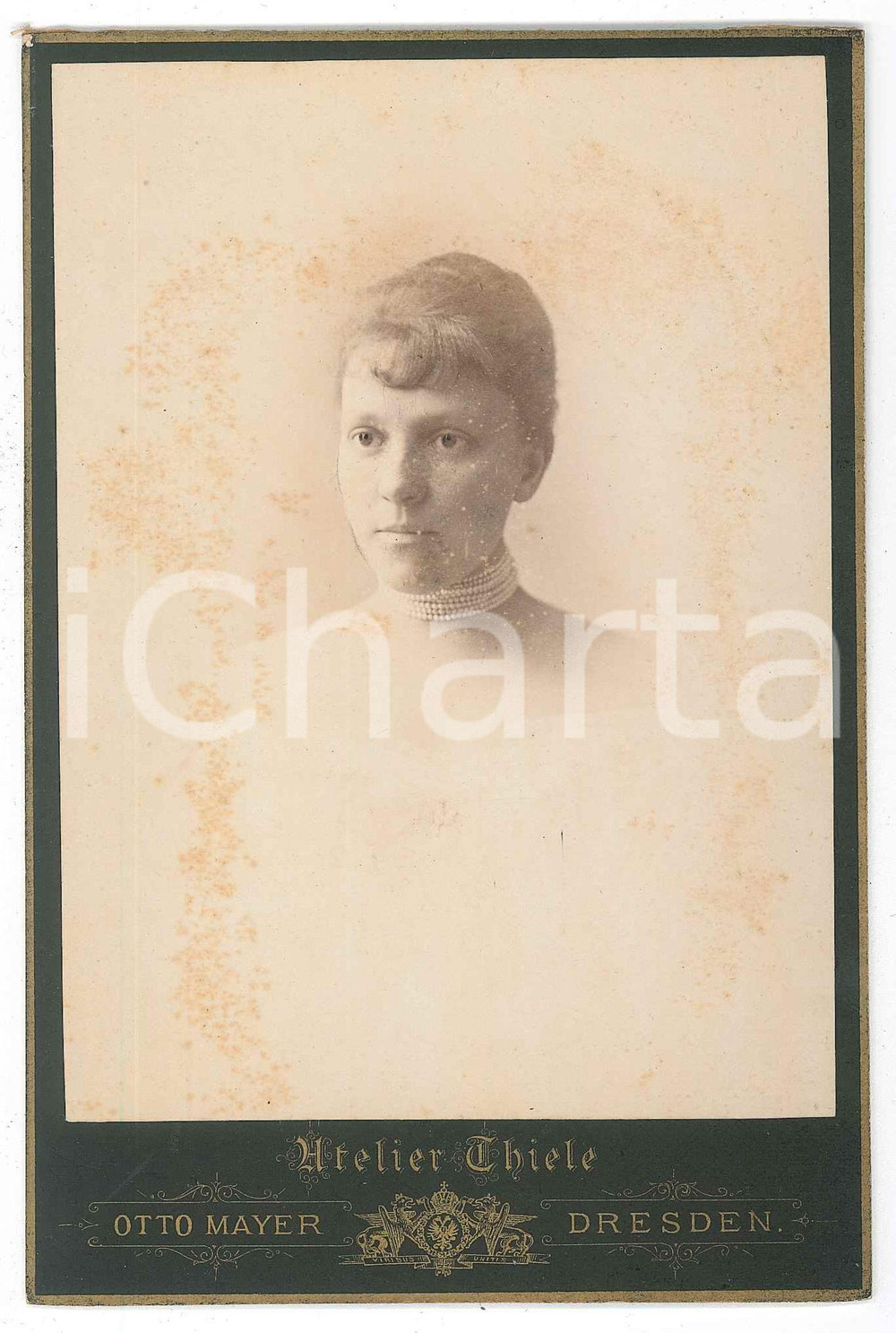 1890 ca DRESDEN Ritratto di donna con collana di perle - Foto Otto MAYER Fotografia d'epoca, su cartoncino rigido. FOTOGRAFO: Otto Mayer - Atelier Thiele - DresdenCONDIZIONI: GFORMATO: 11x16 cm    originale e autentica 1