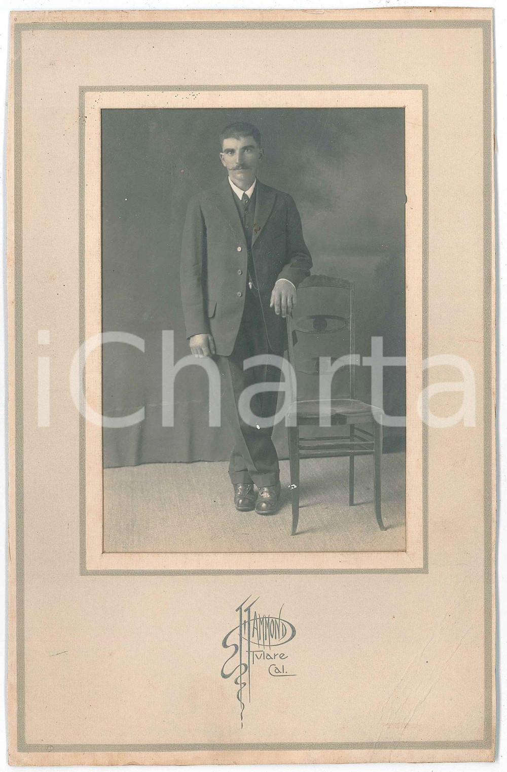 1920 ca TULARE (CALIFORNIA, USA) Portrait of a man - Photo HAMMOND 15x23 cm Fotografia d'epoca, su cartoncino.FOTOGRAFO: Hammond - Tulare (California)CONDIZIONI: P (piegature)FORMATO: 15x23 cm    originale e autentica 1