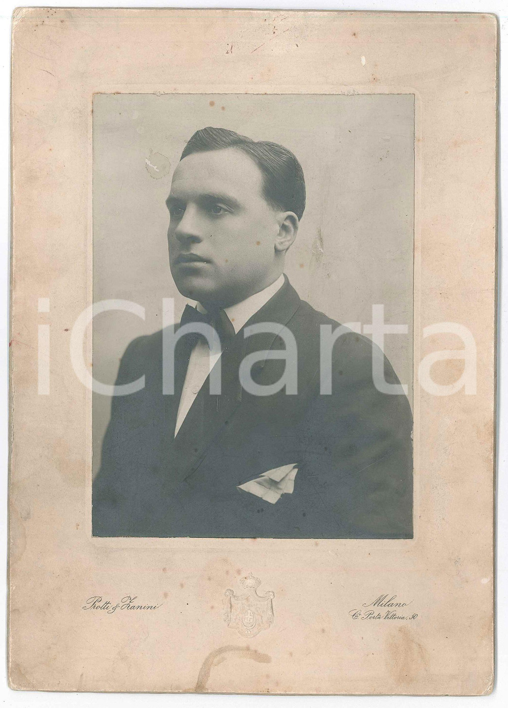 1890 ca MILANO Ritratto di giovane uomo - Foto PROTTI & ZANINI 17x24 cm Fotografia d'epoca, su cartoncino rigido.FOTOGRAFO: Protti &amp; Zanini - Milano, corso di Porta Vittoria 50CONDIZIONI: F (lievi macchie e smussature angolari)FORMATO: 17x24 cm    originale e autentica 1