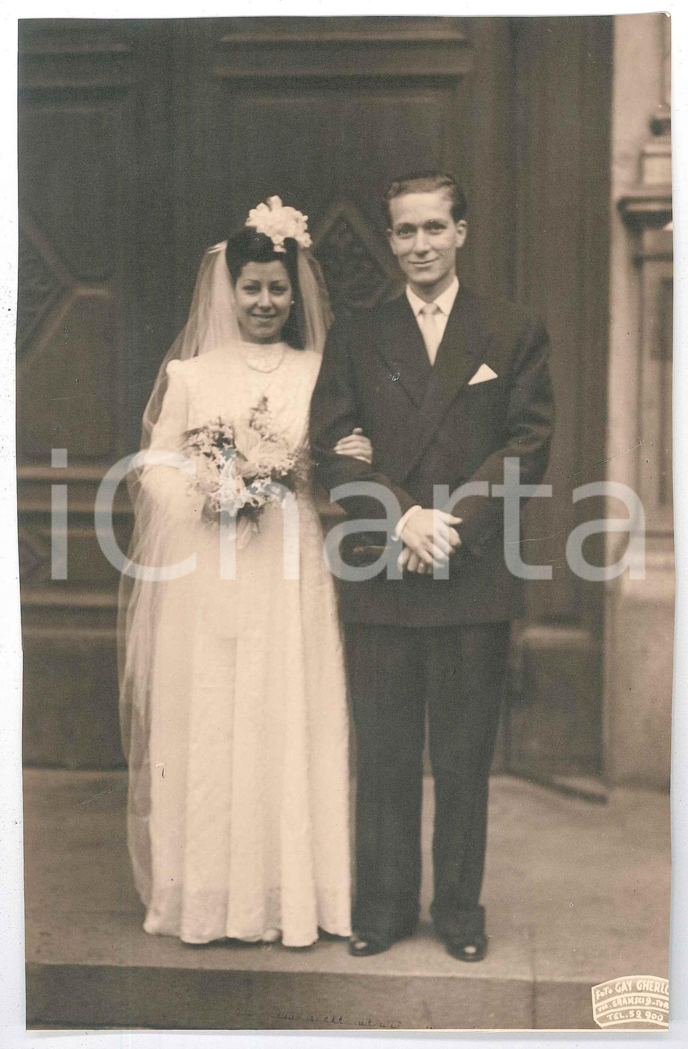 1947 TORINO  Ritratto di una coppia di sposi - Foto GHERLONE 14x23 cm Fotografia originale d'epoca, con dedica manoscritta al verso.FOTOGRAFO: Gherlone - TorinoCONDIZIONI: G (lievi graffi; minimo residuo centrale di colla)FORMATO: 14x23 cm    originale e autentica 1