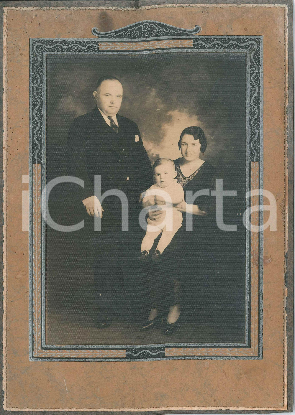 1930 ca ITALIA Ritratto di coppia con bambino - Foto VINTAGE Fotografia d'epoca, su cartoncino rigido, con custodia in cartoncino.FOTOGRAFO: Fotografia degli Esposti - Mede LomellinaCONDIZIONI: G (ma lievi macchie e tracce di ruggine al cartoncino)FORMATO: 16x22 cm    originale e autentica 1
