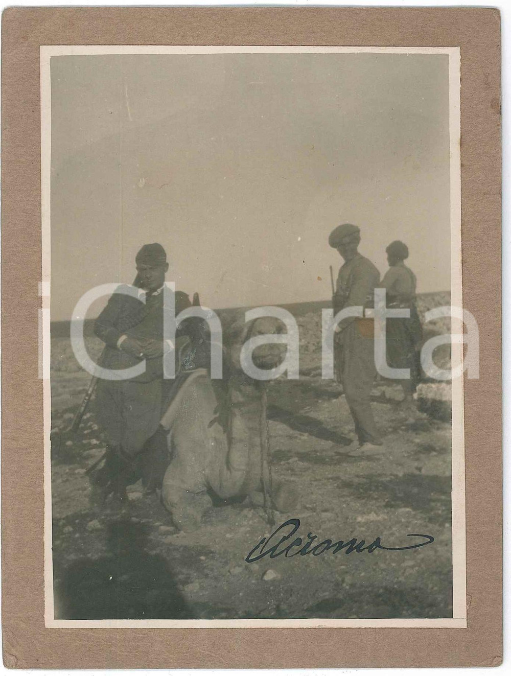 1940 ca ACROMA (LIBIA) Ufficiali italiani con cammello - Foto 11x15 cm Fotografia d'epoca, su cartoncino.CONDIZIONI: F (lievi piegature al cartoncino, macchie al lato destro)FORMATO: 11x15 cm    originale e autentica 1