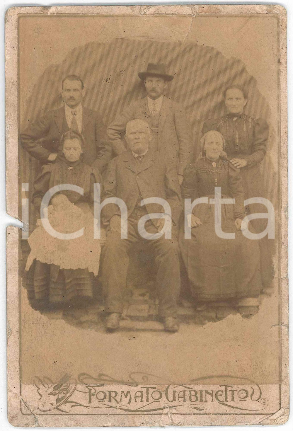 1900 ca ITALIA Ritratto di famiglia con neonato - Foto DANNEGGIATA 11x16 cm Fotografia d'epoca, su cartoncino rigido.CONDIZIONI: VP (piegature angolari, strappi marginali e mancanza al lato sinistro)FORMATO: 11x16 cm    originale e autentica 1