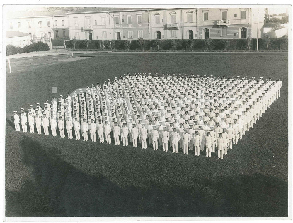 1935 ca ITALIA REGIA MARINA Schieramento allievi ufficiali - Foto 23x17 cm Fotografia d'epoca.CONDIZIONI: GFORMATO:  23x17 cm    originale e autentica 1