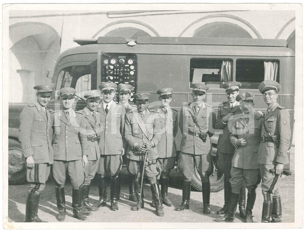 1945 ca ITALIA - ESERCITO - Ufficiali di artiglieria con camionetta *Foto 24x18 Fotografia d'epoca, con didascalia manoscritta al verso.CONDIZIONI: P (piegature evidenti agli angoli, difetti di stampa)FORMATO: 24x18 cm    originale e autentica 1
