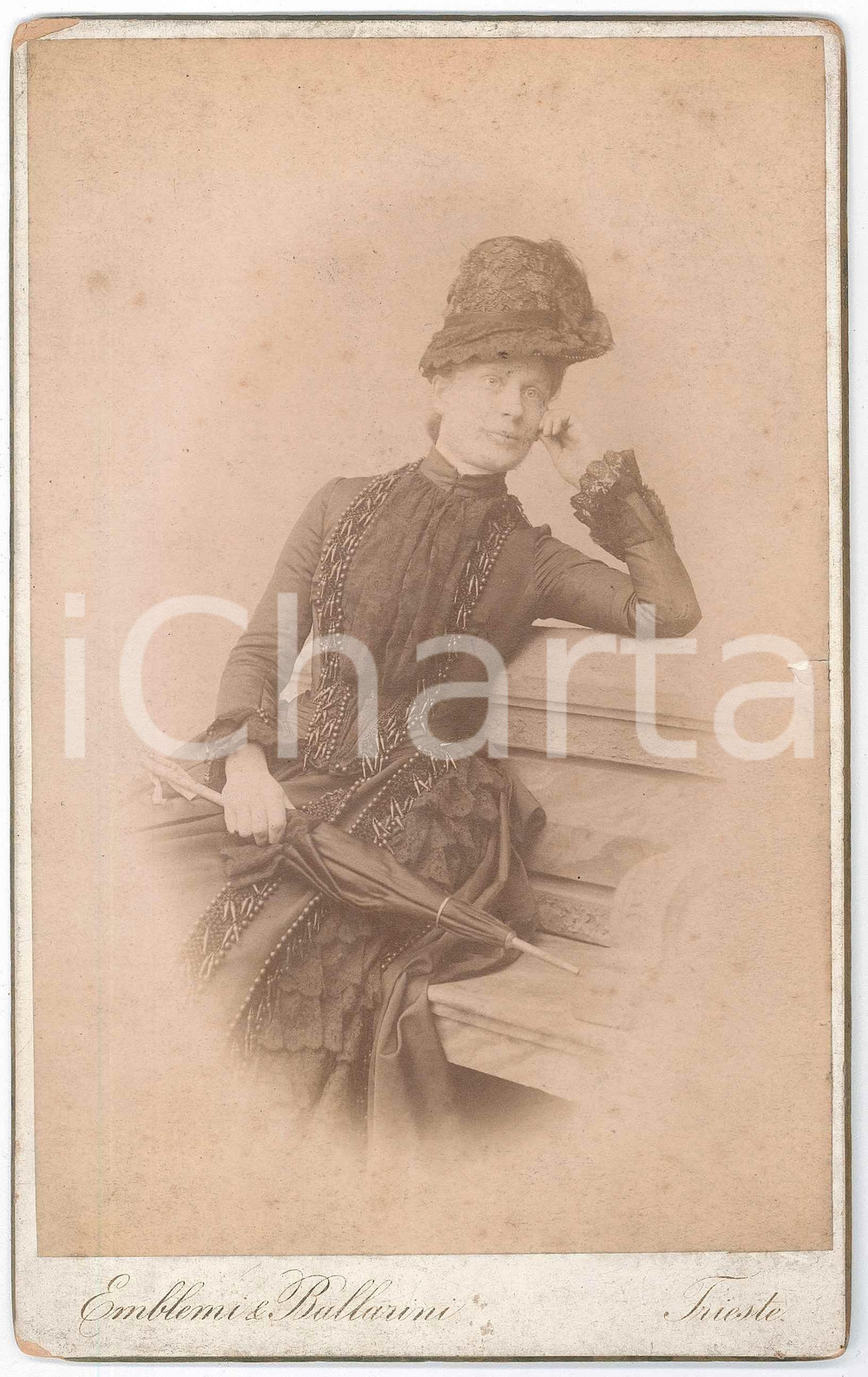 1890 ca TRIESTE Ritratto di donna in abito scuro - Foto EMBLEMI & BALLARINI Fotografia d'epoca, su cartoncino rigido.FOTOGRAFO: E. Emblemi &amp; E. Ballarini - Trieste, Piazza della Borsa 6CONDIZIONI: F (piccola sbrecciatura al lato destro)FORMATO: 13x21 cm    originale e autentica 1