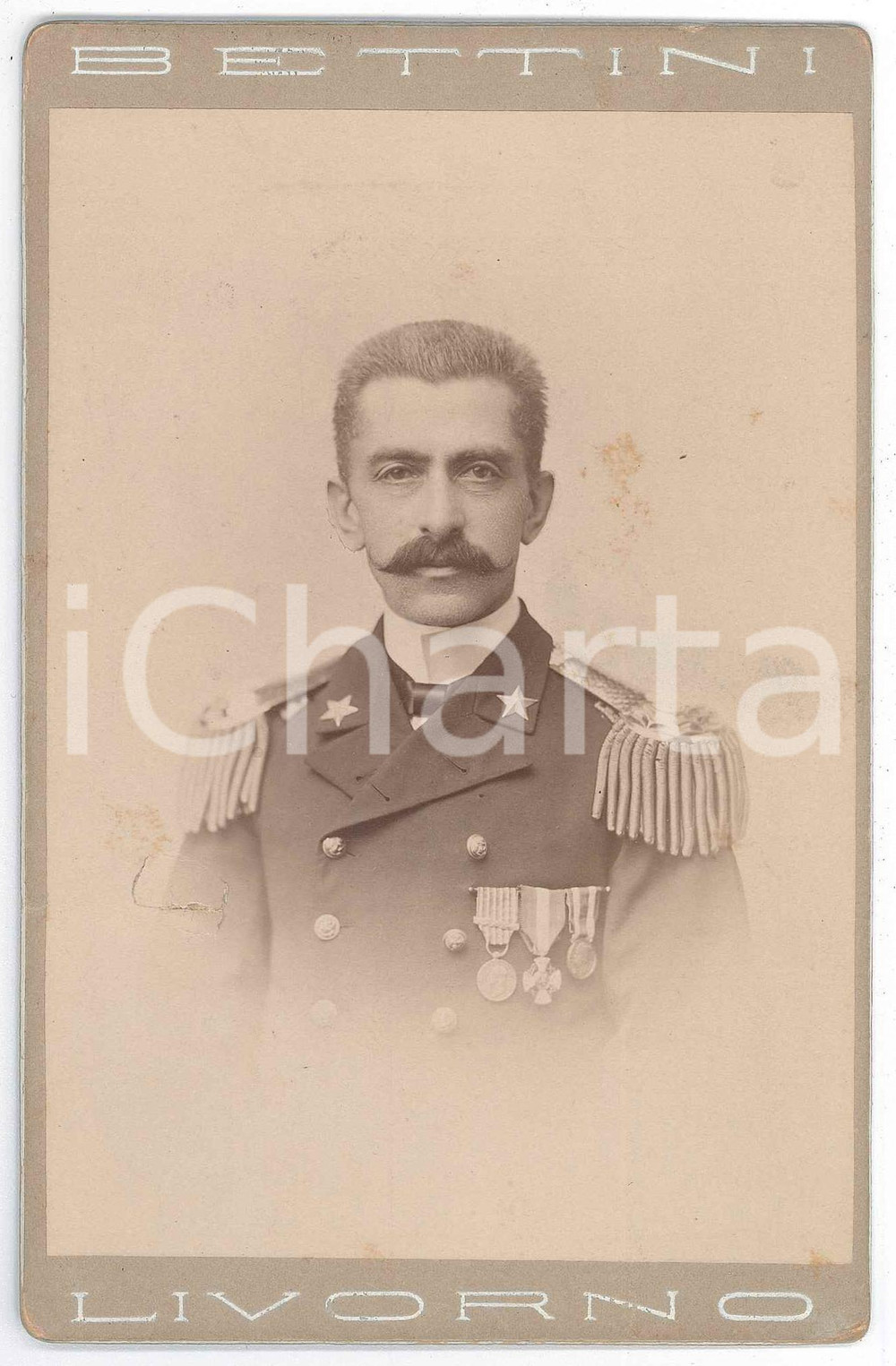 1890 ca LIVORNO Ritratto di ufficiale con decorazioni - Foto BETTINI Fotografia d'epoca, su cartoncino rigido.FOTOGRAFO: Bettini - LivornoCONDIZIONI: P (taglio centrale di circa 1 cm; lievi macchie)FORMATO: 11x16 cm    originale e autentica 1