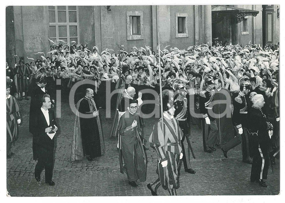 1960 ca ITALIA Papa Giovanni XXIII in visita - Card. MONTINI (2) Foto 15x10 cm Fotografia d'epoca.CONDIZIONI: F (piegature angolari)FORMATO: 15x10 cm    originale e autentica 1