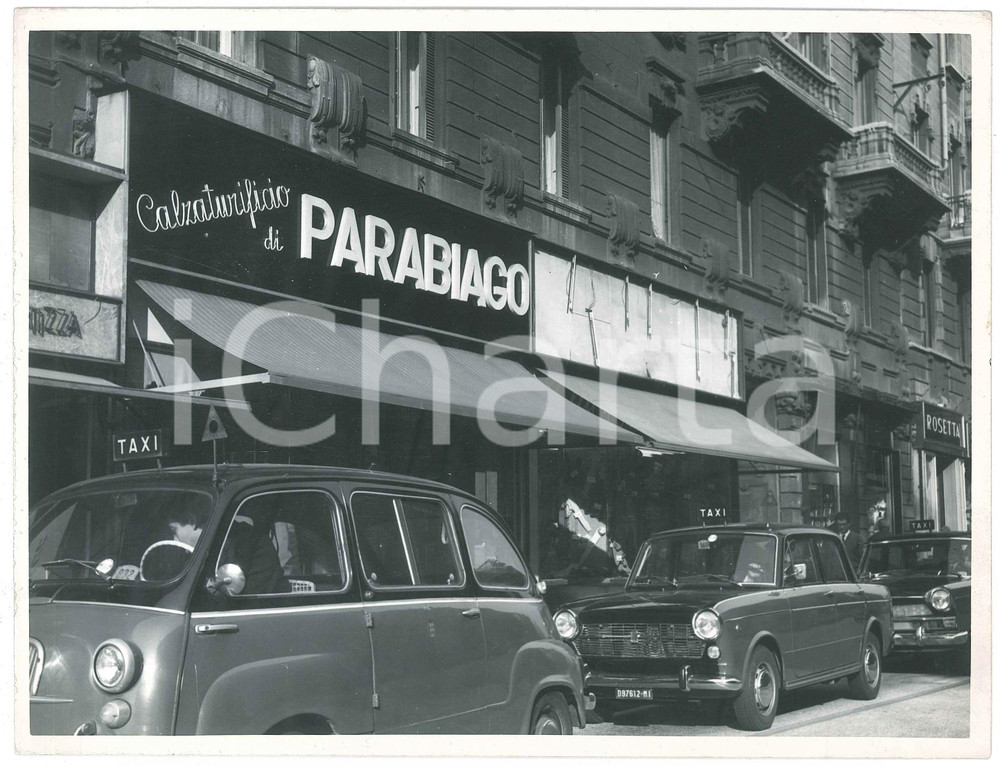 1968 MILANO Negozio Calzaturificio di PARABIAGO - Foto VINTAGE 24x18 cm Fotografia d'epoca.CONDIZIONI: GFORMATO: 24x18 cm    originale e autentica 1