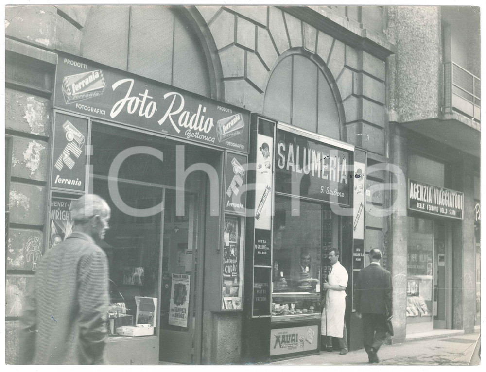 1959 MILANO Corso GENOVA - Salumeria G. SAIBENE - Foto VINTAGE 24x18 cm Fotografia d'epoca.CONDIZIONI: F (piegature angolari; minime macchie centrali di inchiostro)FORMATO: 24x18 cm    originale e autentica 1