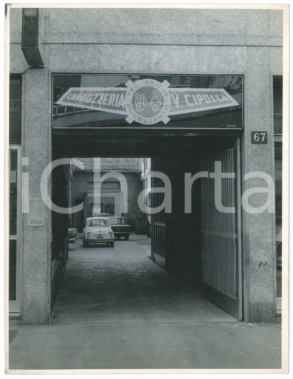 1970 MILANO Ingresso carrozzeria V. CIPOLLA - FIAT 600 *Foto VINTAGE 18x24 cm Fotografia d'epoca.CONDIZIONI: G (lievi sovraimpressioni)FORMATO: 18x24 cm    originale e autentica 1