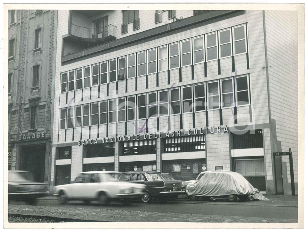 1970 ca MILANO Banca Nazionale dell'Agricoltura - Filiale *Foto VINTAGE 24x18 cm Fotografia d'epoca.CONDIZIONI: F (piegatura angolare; segno centrale a pennarello)FORMATO: 24x18 cm    originale e autentica 1