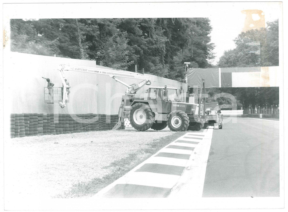 1980 ca MONZA - Autodromo in rifacimento (2) Foto 24x18 cm Fotografia originale d'agenzia. CONDIZIONI: POOR (residuo di incollatura al verso, ondulature)FORMATO: 24x18 cm    originale e autentica 1
