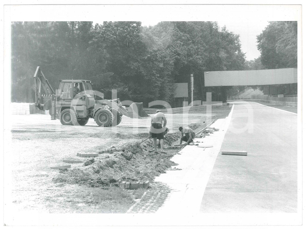 1980 ca MONZA - Autodromo in rifacimento (3) Foto 24x18 cm Fotografia originale d'agenzia. CONDIZIONI: POOR (ondulature diffuse, increspature all'angolo superiore destro)FORMATO: 24x18 cm    originale e autentica 1