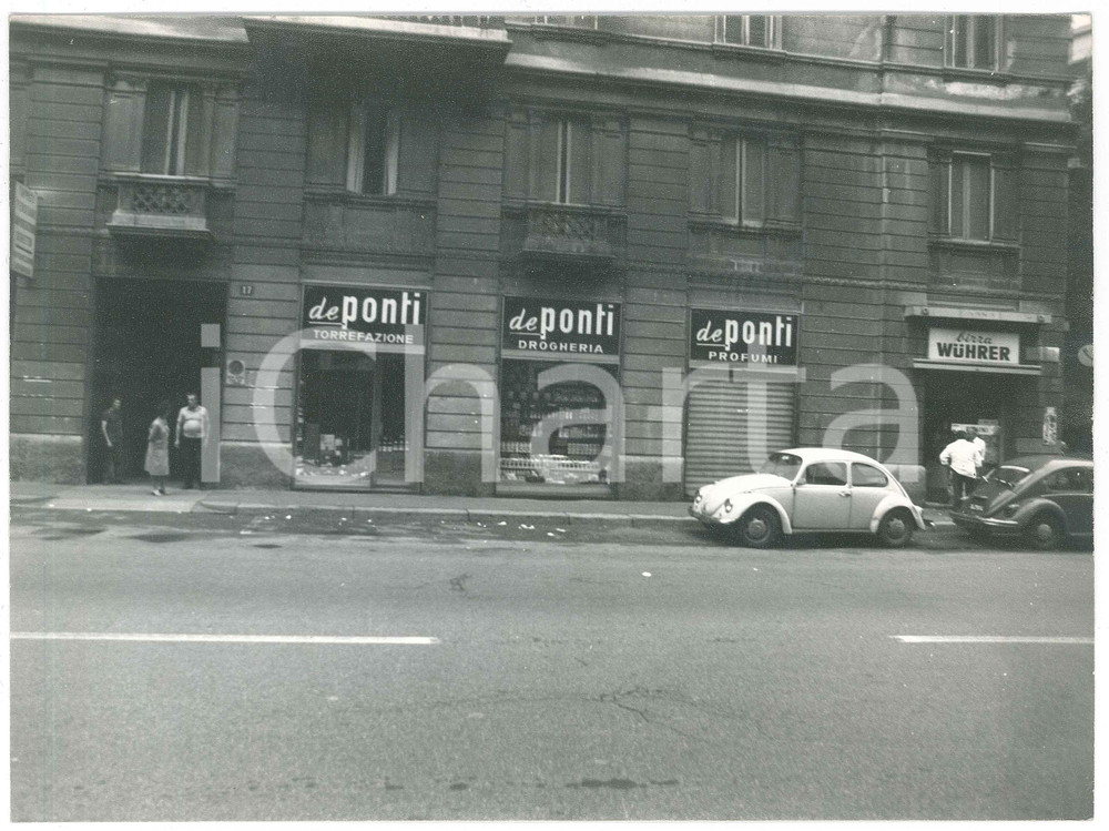 1965 ca MILANO Negozio DE PONTI Torrefazione - Drogheria *Foto VINTAGE 24x18 cm Fotografia d'epoca.CONDIZIONI: F (piegatura angolare; lievi ondulature al lato destro)FORMATO: 24x18 cm    originale e autentica 1