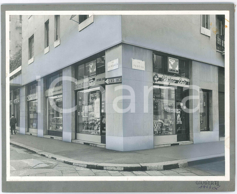 1963 MILANO Via Bambaia ang. via Padova - Colorificio LORETO *Foto VINTAGE 25x20 Fotografia d'epoca, montata su cartoncino rigido.CONDIZIONI: F (difetti di stampa; lieve piegatura angolare al cartoncino)FORMATO: 25x20 cm    originale e autentica 1