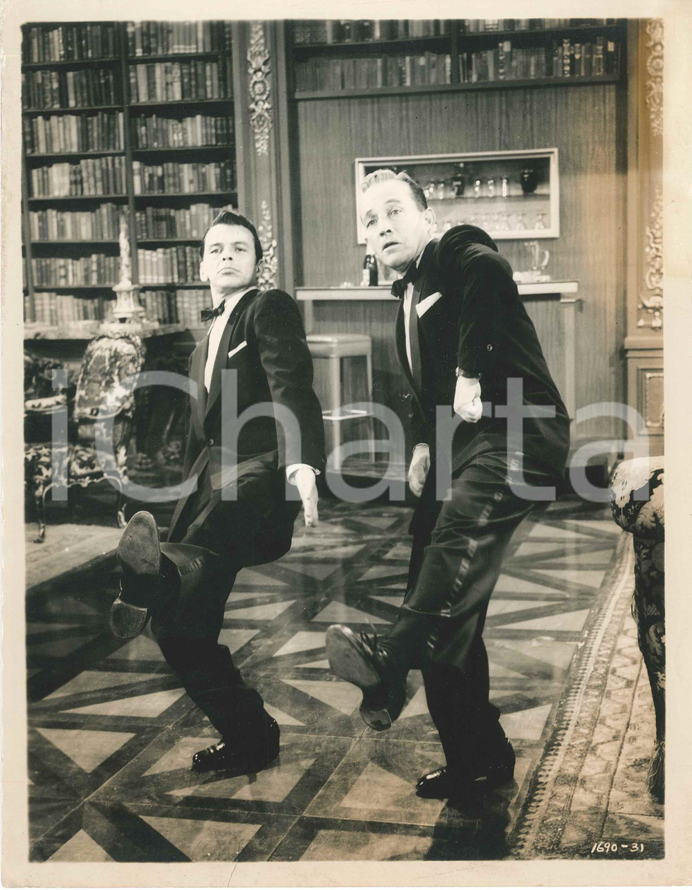 1956 CINEMA Film "High society" Frank SINATRA Bing CROSBY - Foto 20x25 Fotografia d'epoca.CONDIZIONI: P (piegature agli angoli, piccolo strappo al lato inferiore; graffi superficiali; alone al lato destro)FORMATO: 20x25 cm    originale e autentica 1