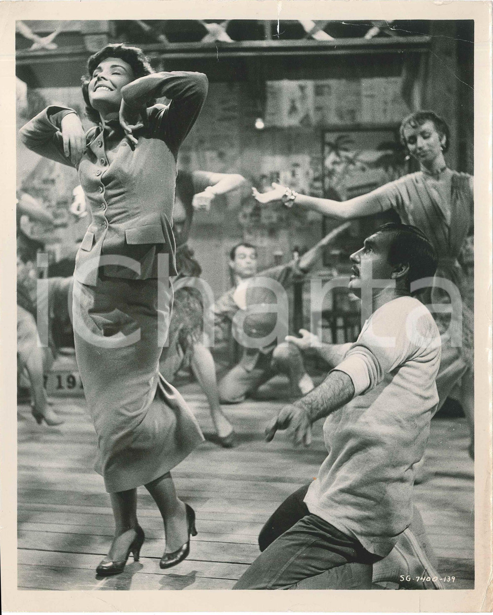 1961 CINEMA "West Side Story" (?) Dance scene - DAMAGED Photo 20x25 Fotografia d'epoca.CONDIZIONI: VP (ampie piegature agli angoli, con strappo al lato superiore e minimo al lato inferiore)FORMATO: 20x25 cm    originale e autentica 1