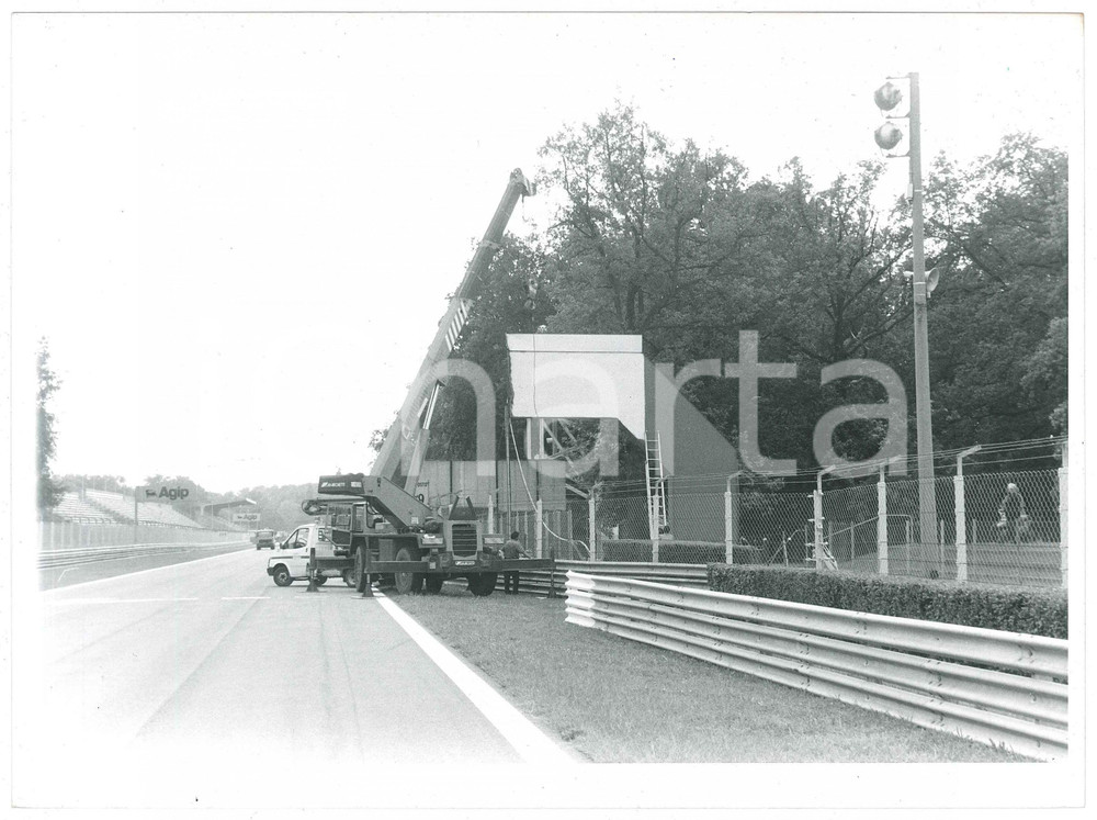 1980 ca MONZA - Autodromo in rifacimento (4) Foto 24x18 cm Fotografia originale d'agenzia. CONDIZIONI: POOR (ondulature e increspature al margine superiore)FORMATO: 24x18 cm    originale e autentica 1