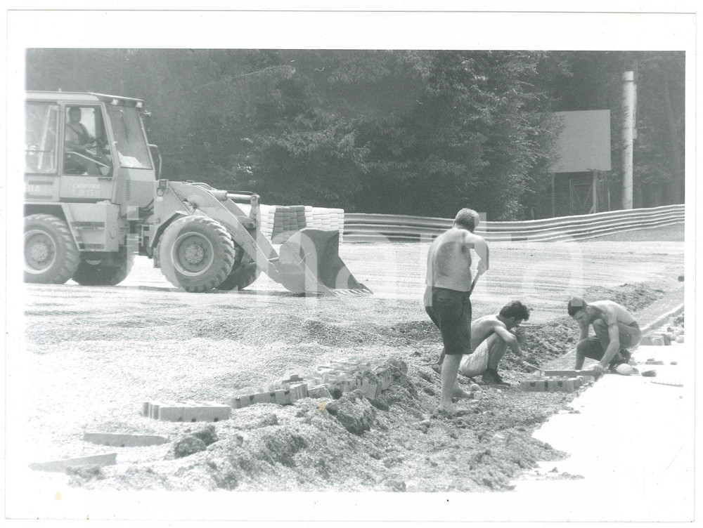 1980 ca MONZA - Autodromo in rifacimento (6) Foto 24x18 cm Fotografia originale d'agenzia. CONDIZIONI: FAIR (lievi ondulature al margine superiore e profonda piegatura all'angolo inferiore destro)FORMATO: 24x18 cm    originale e autentica 1