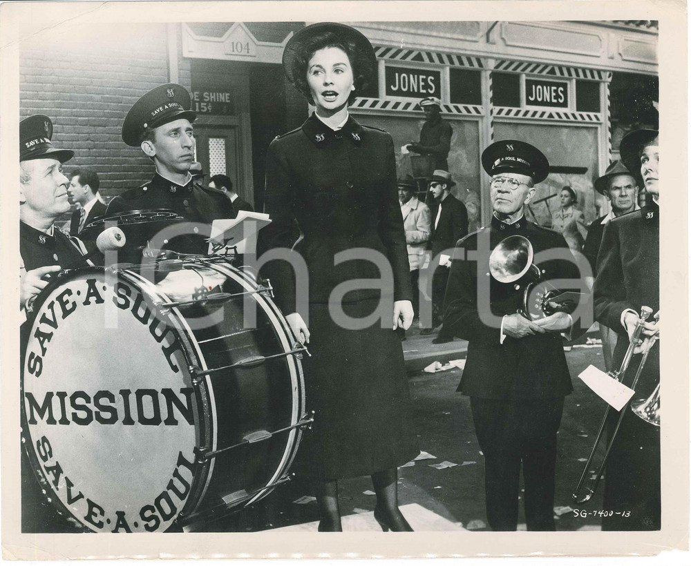 1955 CINEMA Film "Guys and dolls" / "Bulli e pupe" - Jean SIMMONS *Foto Fotografia d'epoca.CONDIZIONI: P (piegature angolari evidenti e marginali; piccola mancanza all'angolo inferiore destro)FORMATO: 25x20 cm    originale e autentica 1