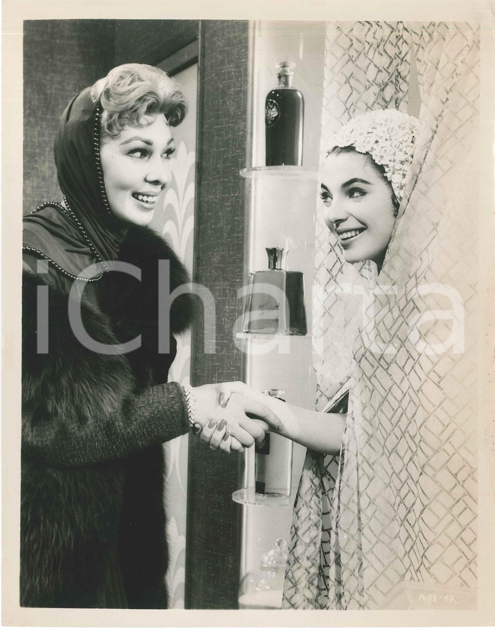 1955 ca CINEMA USA Two actresses - Shower scene - Photo 20x25 cm Fotografia d'epoca.CONDIZIONI: F (lievi piegature agli angoli)FORMATO: 20x25 cm    originale e autentica 1