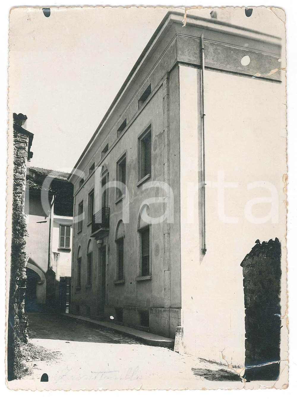1950 ca ZAVATTARELLO (PV) Palazzo Malaspina - Foto 11x15 cm (2) DANNEGGIATA Fotografia d'epoca, con didascalia manoscritta al verso.CONDIZIONI: VP (profonde piegature angolari con strappi)FORMATO: 11x15 cm    originale e autentica 1