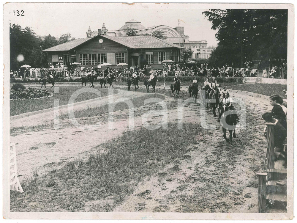 1930 TORINO - EQUITAZIONE Parco del Valentino - Gara di dressage - Foto 24x18 cm Fotografia d'epoca.Nella foto &egrave; visibile anche il Palazzo del giornale. FOTOGRAFO: Ottolenghi - TorinoCONDIZIONI: VERY POOR (mancanze ai margini, gualciture diffuse, abrasione all'angolo inferiore destro)FORMATO: 24x18 cm    originale e autentica 1