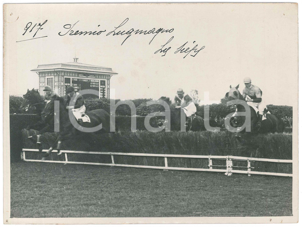 1930 ca MILANO Ippodromo SAN SIRO Premio Lucomagno - Le siepi - Foto Fotografia d'epoca.CONDIZIONI: POOR (lievi piegature e forellini da affissione agli angoli)FORMATO: 24x18 cm    originale e autentica 1