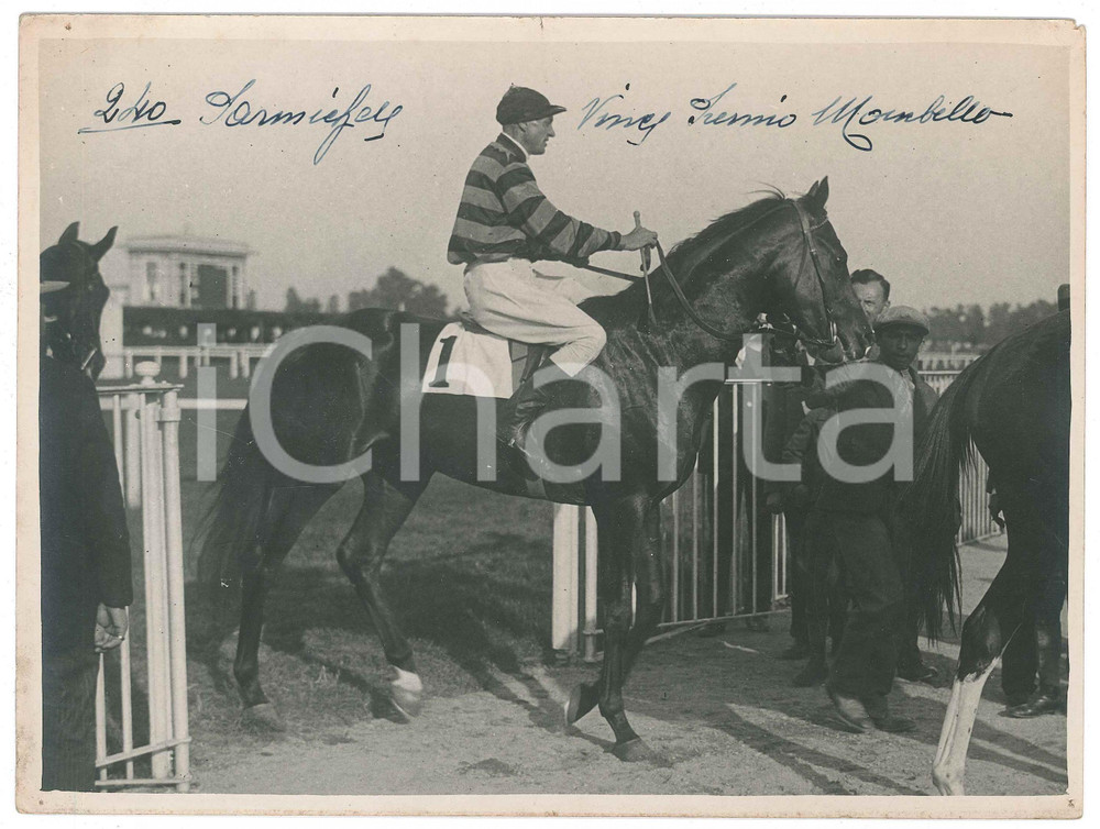 1930 ca MILANO Ippodromo SAN SIRO Sarmickey vince Premio Mombello - Foto Fotografia d'epoca.CONDIZIONI: POOR (lievi piegature agli angoli, forellini da affissione, strappo al margine superiore e all'angolo superiore destro)FORMATO: 24x18 cm    originale e autentica 1