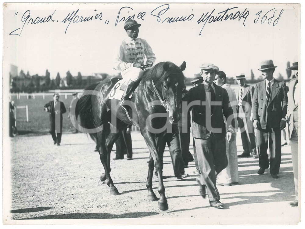 1930 ca MILANO Ippodromo SAN SIRO Grand-Marnier vince Premio Monterosa - Foto Fotografia d'epoca.CONDIZIONI: POOR (lievi piegature e forellini da affissione agli angoli)FORMATO: 24x18 cm    originale e autentica 1
