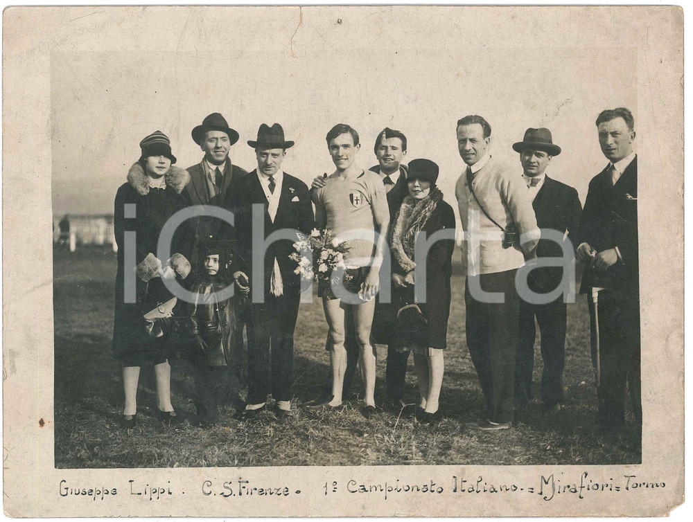1920 ca TORINO - MIRAFIORI Mezzofondista Giuseppe LIPPI premiato - Foto ATLETICA Fotografia d'epoca scattata in occasione del 1&deg; Campionato Italiano. CONDIZIONI: VERY POOR (smussature agli angoli, forellini da affissione, strappo al margine superiore, mancanza all'angolo inferiore destro, gualciture diffuse)FORMATO: 24x18 cm    originale e autentica 1