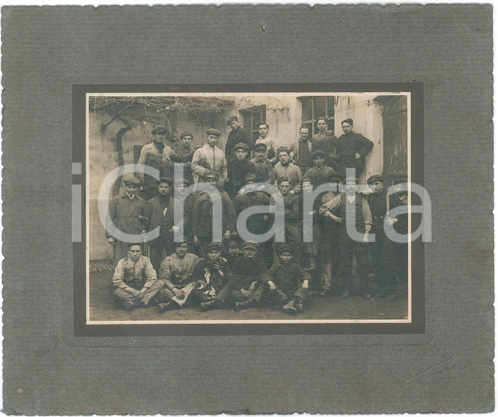 1915 ca MORTARA (PV) Operai nel cortile di un'officina - Foto MANZOTTI 25x21 Fotografia originale d'epoca, su cartoncino morbido.FOTOGRAFO: Manzotti - MortaraCONDIZIONI: GFORMATO: 25x21 cm    originale e autentica 1
