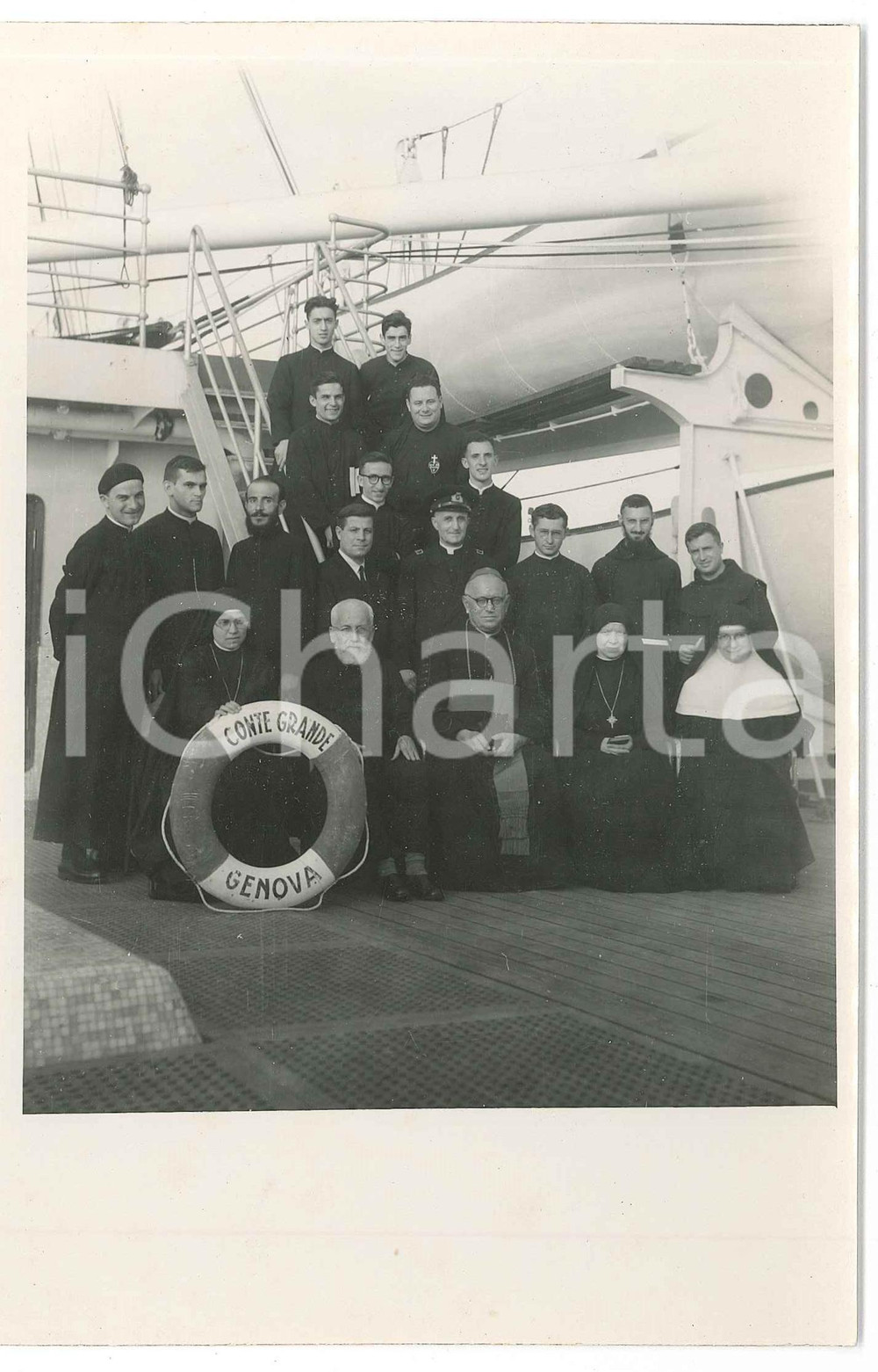 1950 ca GENOVA T/N CONTE GRANDE Vescovo con sacerdoti e suore *Foto 12x18 cm Fotografia originale d'epoca.CONDIZIONI: F (piegatura centrale)FORMATO: 12x18 cm    originale e autentica 1
