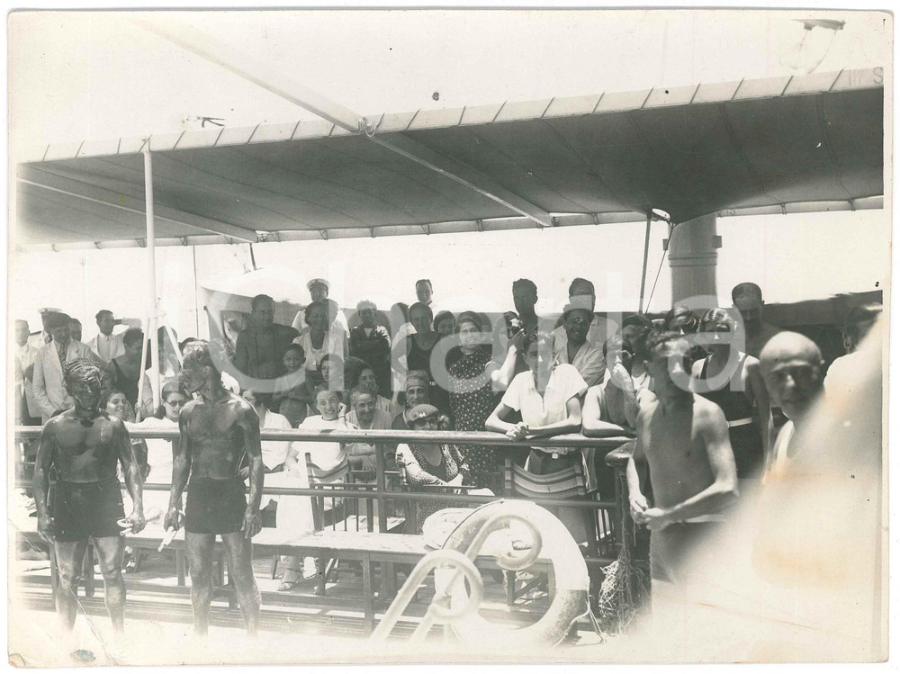 1950 ca ITALIA M/N NEPTUNIA - Spettacolo a bordo piscina - Foto 24x18 cm Fotografia originale d'epoca.FOTOGRAFO: Mario Bonelli - M/N Neptunia Servizio FotograficoCONDIZIONI: P (ampia piegatura angolare, con minima sbrecciatura, alone al lato destro)FORMATO: 24x18 cm    originale e autentica 1