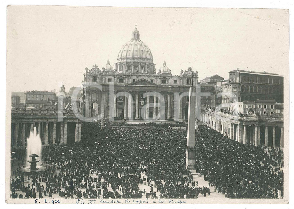 1922 ROMA Piazza San Pietro - Papa Pio XI benedice le truppe - Foto 17x12 cm Fotografia originale d'epoca.CONDIZIONI: P (piegature angolari)FORMATO: 17x12 cm    originale e autentica 1