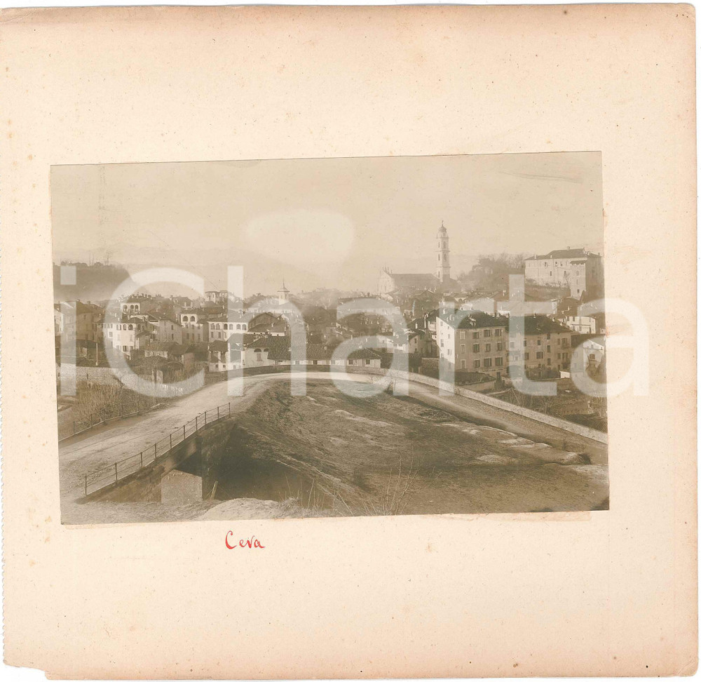 1890 ca CEVA (CN) Panorama del paese con Collegiata - Fotografia 21x20 cm Fotografia d'epoca, montata su cartoncino.CONDIZIONI: FAIR (piegature agli angoli di destra, mancanza all'angolo inferiore sinistro)FORMATO: 21x20 cm (dimensione fotografia: 16x11cm)    originale e autentica 1