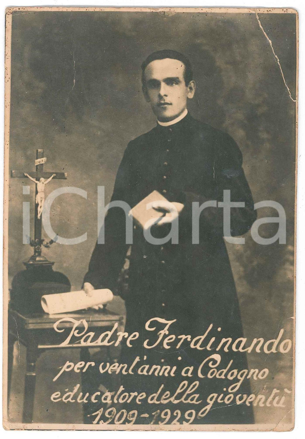 1929 CODOGNO Padre Ferdinando - Educatore della gioventù - Foto 11x16 cm Fotografia d'epoca.FOTOGRAFO: Manlio Galli - CogognoCONDIZIONI: VERY POOR (piegature agli angoli, angolo superiore destro parzialmente staccato)FORMATO: 11x16 cm    originale e autentica 1