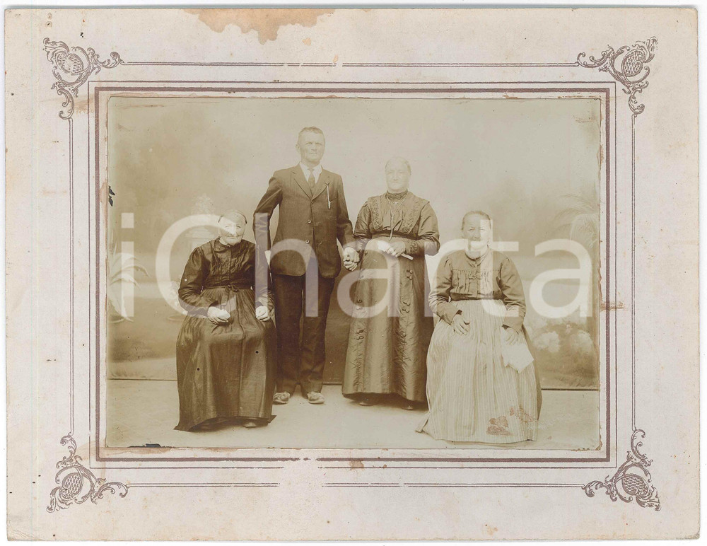 1920 ca ITALIA Ritratto di anziani coniugi - Foto di famiglia 24x19 cm Fotografia d'epoca. FAIR/discreto Bruniture diffuse, macchia al margine superiore Formato: 24x19 cm originale e autentica 1