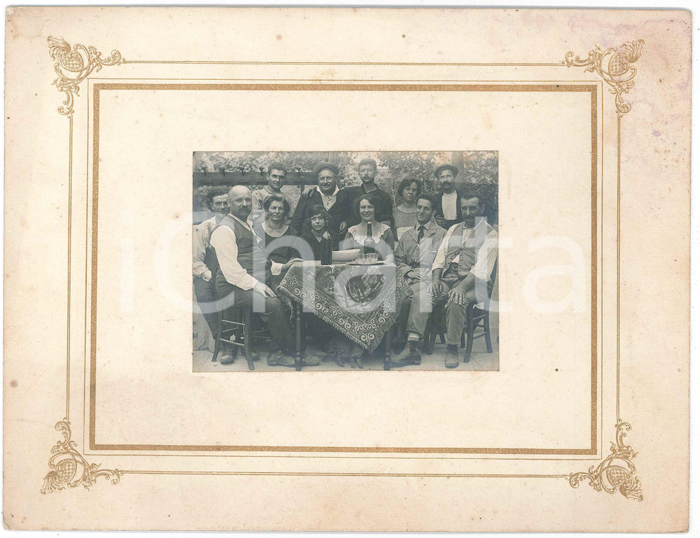1920 ca ITALIA Pranzo di famiglia in cortile- Foto 24x19 cm Fotografia d'epoca. FAIR/discreto Macchie diffuse Formato: 24x19 cm originale e autentica 1