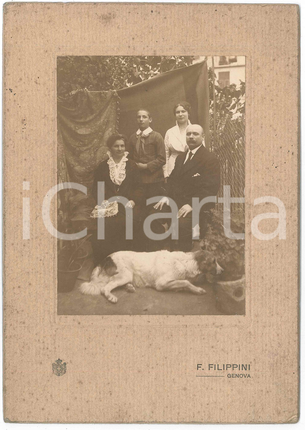 1916 GENOVA Ritratto di famiglia con cane - Foto F. FILIPPINI 16x23 cm Fotografia d'epoca.Con nota manoscritta al verso.FOTOGRAFO: F. Filippini - Genova FAIR/discreto Lievi gualciture e piegature agli angoli, piccole macchie. Formato: 16x23 cm originale e autentica 1
