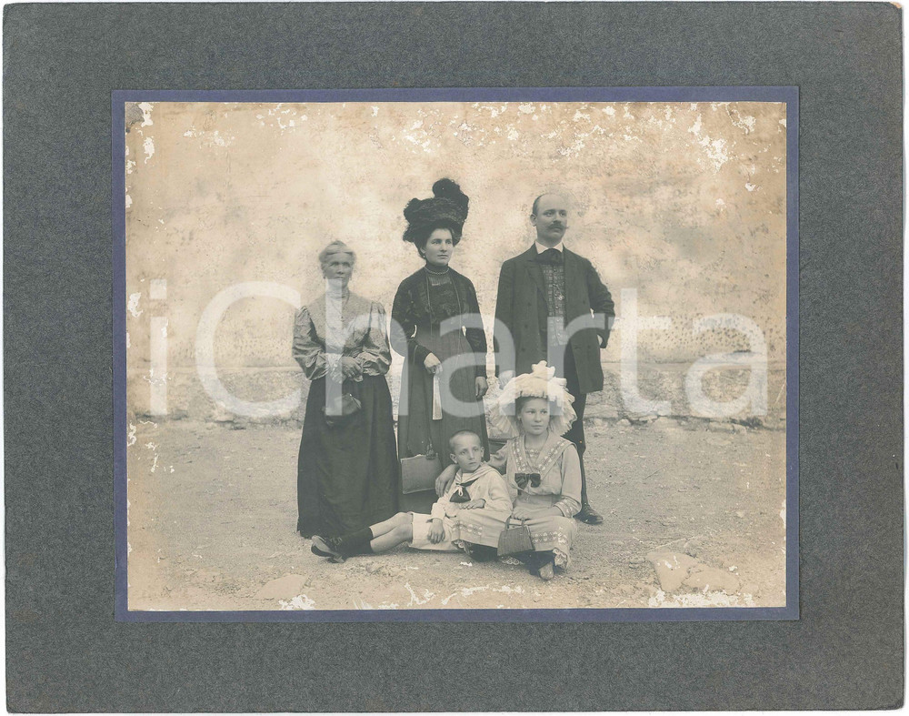 1920 ca ITALIA Famiglia nobile in villeggiatura - Foto 30x24 cm Fotografia d'epoca. POOR/danneggiato Diffuse abrasioni sulla fotografia, lievi gualciture agli angoli Formato: 30x24 cm originale e autentica 1