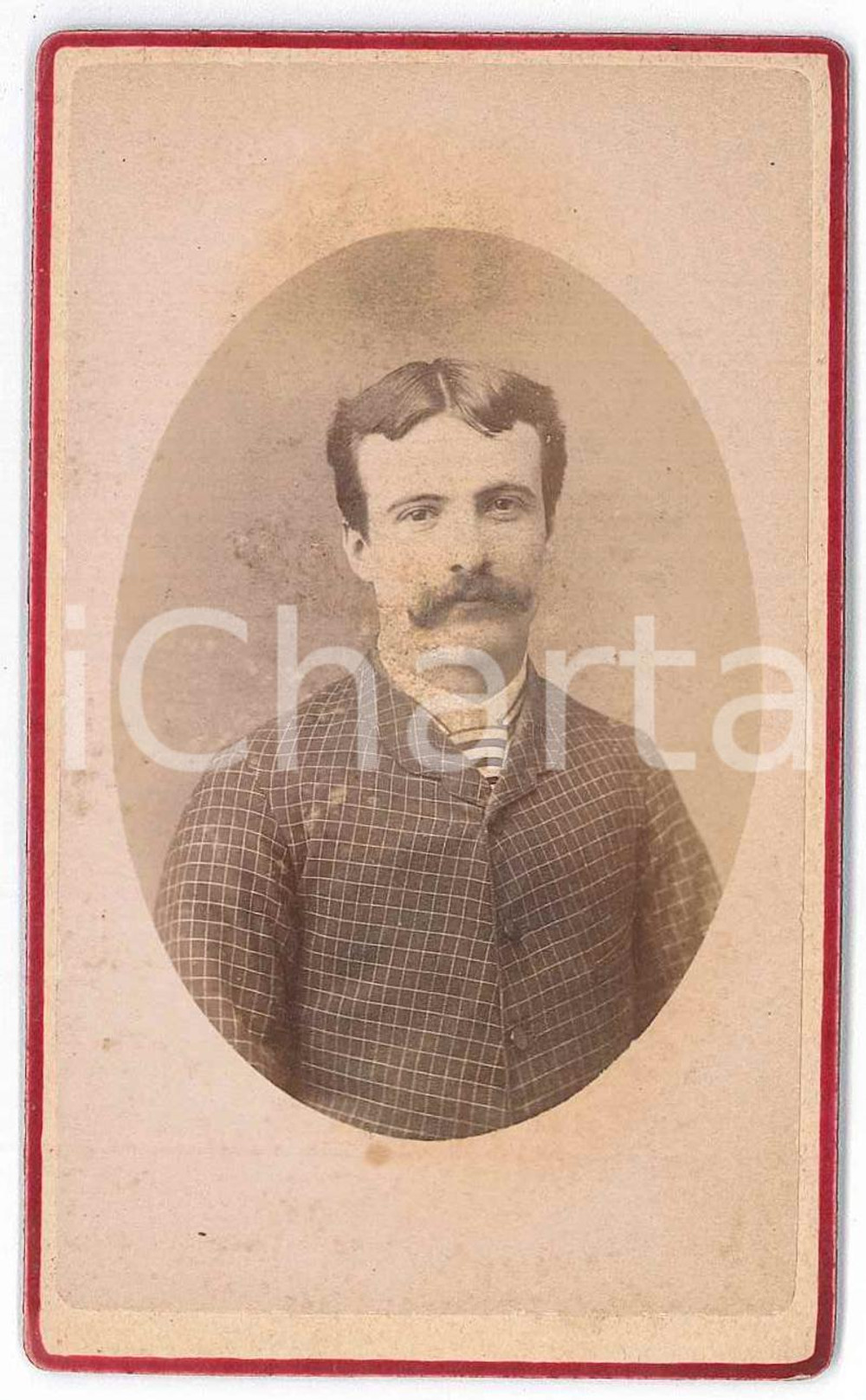 1890 ca ALESSANDRIA Ritratto maschile con giacca a quadretti - Foto CASTELLANI  Fotografia d'epoca, su cartoncino rigido.CONDIZIONI: G FOTOGRAFO: F. Castellani - Alessandria, corso Roma 35FORMATO: CDV (6x10 cm)    originale e autentica 1